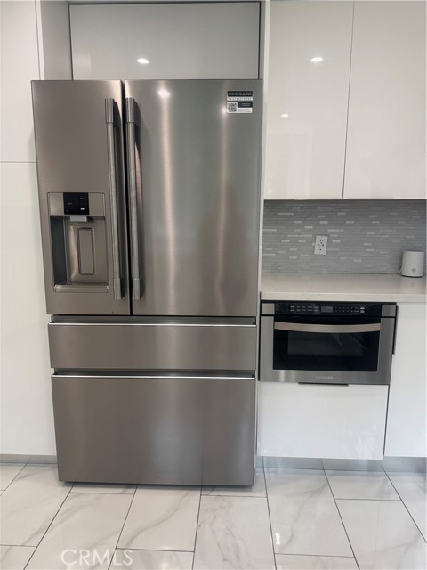 Detail Gallery Image 13 of 31 For 7127 White Oak, Reseda,  CA 91335 - 4 Beds | 3 Baths