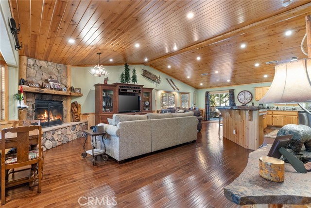 Detail Gallery Image 11 of 52 For 261 Crater Lake, Big Bear Lake,  CA 92315 - 3 Beds | 2 Baths