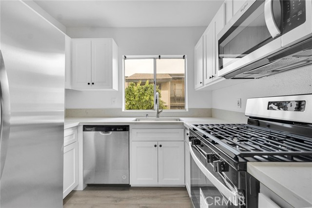 Detail Gallery Image 7 of 23 For 10636 Woodley Ave #8,  Granada Hills,  CA 91344 - 3 Beds | 2 Baths