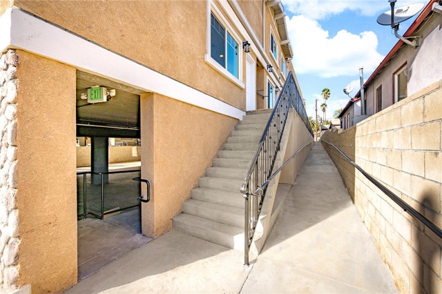 5639 N Huntington Drive, Los Angeles CA: https://media.crmls.org/medias/ca320c62-6597-42e1-ae49-4cac6c2b6c7e.jpg