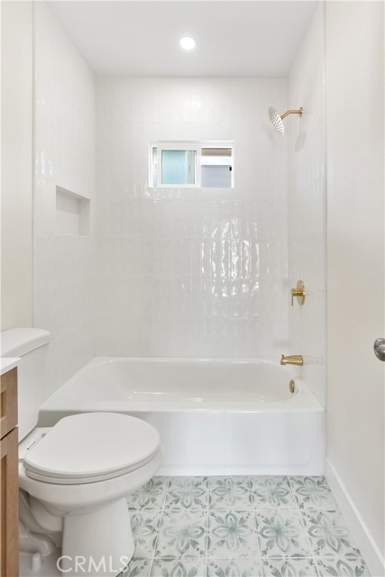 1027 E 10th St, Long Beach CA: https://media.crmls.org/medias/ca335704-4e43-47c6-9f19-db5baecd00c2.jpg