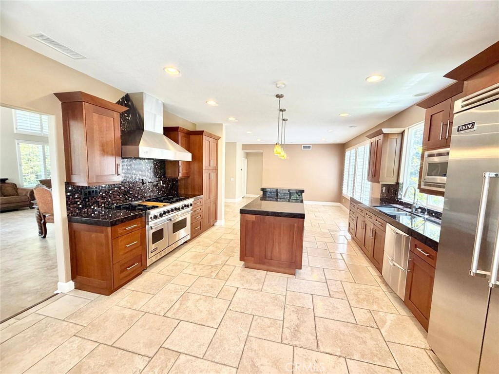 https://media.crmls.org/medias/ca35f8e7-58d9-4b88-895b-bb1644cfba2d.jpg?preset=X-Large