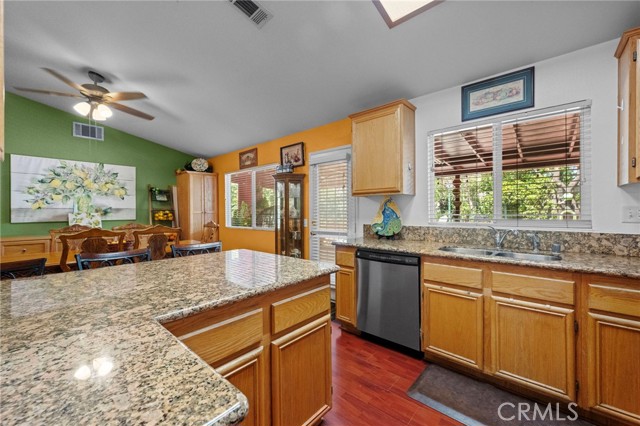 Detail Gallery Image 12 of 55 For 15070 Spring, Fontana,  CA 92335 - 5 Beds | 2 Baths