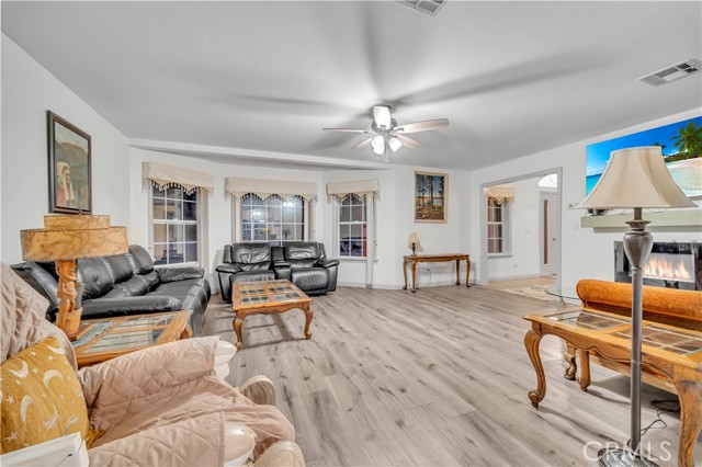 24261 Jacaranda Drive, Tehachapi CA: https://media.crmls.org/medias/ca421593-a6f0-4589-beb2-031ee876e892.jpg