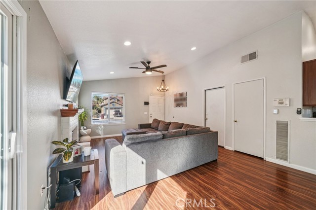 Detail Gallery Image 10 of 57 For 10374 Crossing Green, Moreno Valley,  CA 92557 - 3 Beds | 2 Baths