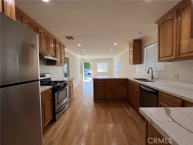 Detail Gallery Image 2 of 25 For 4639 La Crescenta Ave, La Crescenta,  CA 91214 - 4 Beds | 4 Baths