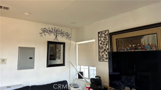 Detail Gallery Image 2 of 13 For 9180 Cypress Ave, Fontana,  CA 92335 - 3 Beds | 1/1 Baths