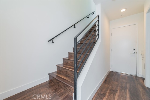 Detail Gallery Image 2 of 29 For 6016 W Beachwood Ln, Los Angeles,  CA 90038 - 3 Beds | 4 Baths