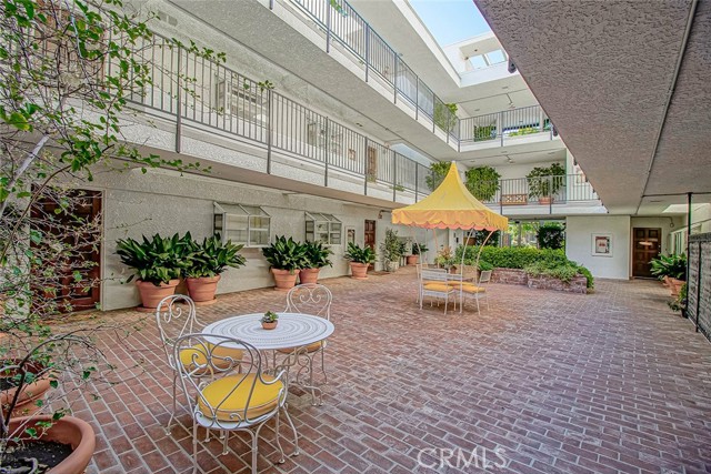 Detail Gallery Image 9 of 59 For 4950 Louise Ave #105,  Encino,  CA 91316 - 2 Beds | 2 Baths