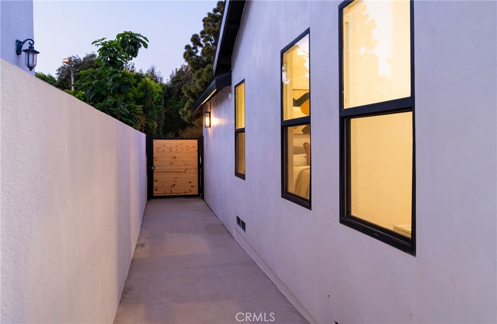https://media.crmls.org/medias/ca576e0b-8f02-4281-8b92-390ca7b89648.jpg?preset=X-Large