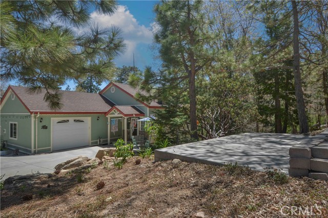 949 Inspiration Drive, Lake Arrowhead CA: https://media.crmls.org/medias/ca5849d8-94d2-4d9d-8e6b-62d6aac5b52c.jpg