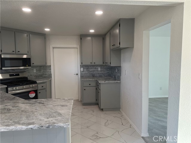 Detail Gallery Image 4 of 19 For 10352 Primrose Ct, Hesperia,  CA 92345 - 4 Beds | 3 Baths