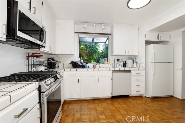 Detail Gallery Image 8 of 25 For 5327 Coldwater Canyon Ave #D,  Sherman Oaks,  CA 91401 - 2 Beds | 2/1 Baths
