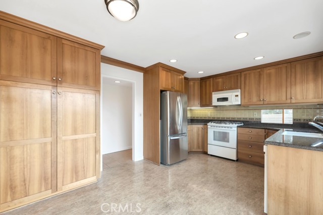 22210 Miston Drive, Woodland Hills CA: https://media.crmls.org/medias/ca5eddf6-4018-4574-9b85-a07ecd2dd55a.jpg