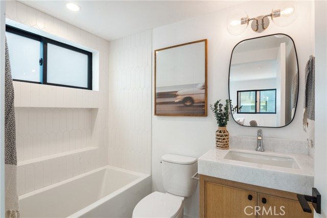 Detail Gallery Image 16 of 30 For 707 2nd St, Hermosa Beach,  CA 90254 - 4 Beds | 4/1 Baths