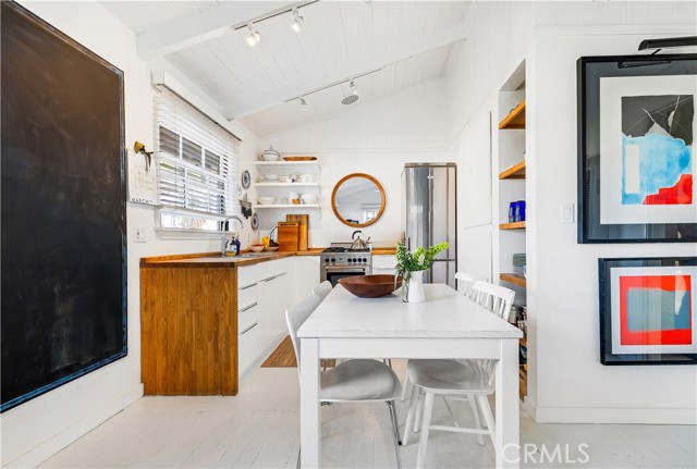 304 Dahlia Place, Corona del Mar CA: https://media.crmls.org/medias/ca638566-ea3e-410e-bcfb-8c74e578dfaf.jpg