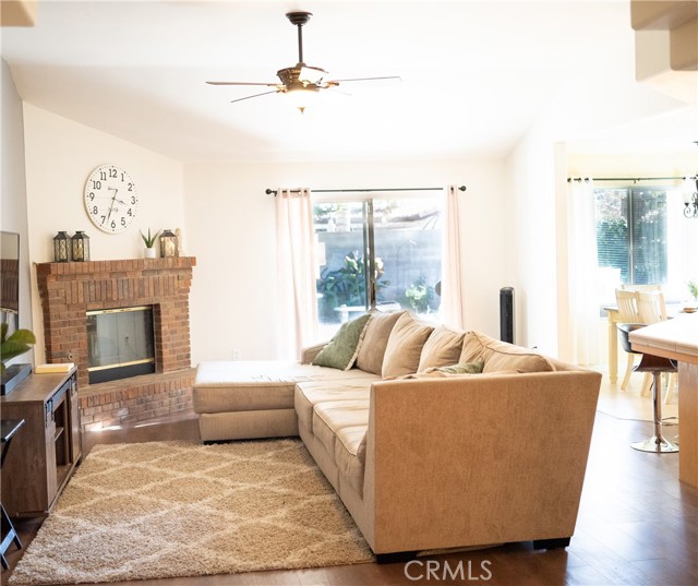 Detail Gallery Image 3 of 23 For 5701 Laurel Canyon Dr, Bakersfield,  CA 93313 - 3 Beds | 2 Baths