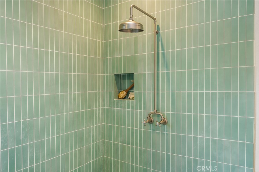 https://media.crmls.org/medias/ca6470e3-136a-4907-b3d9-a2c576808697.jpg?preset=X-Large