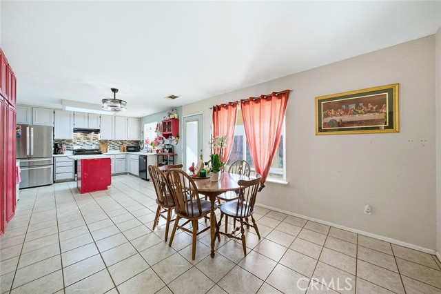 Detail Gallery Image 14 of 44 For 577 Cedar View Dr, Beaumont,  CA 92223 - 4 Beds | 3 Baths