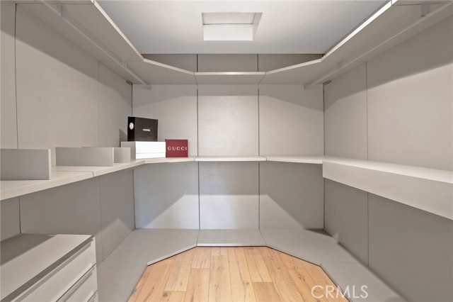 5265 Del Moreno Drive, Woodland Hills CA: https://media.crmls.org/medias/ca6a5126-0f5c-49e6-8e48-264b5d7b7ee2.jpg