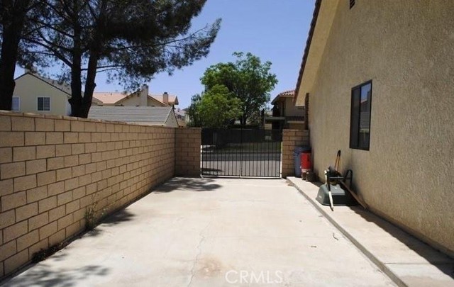 Detail Gallery Image 7 of 7 For 12631 Autumn Leaves Ave, Victorville,  CA 92395 - 3 Beds | 2/1 Baths