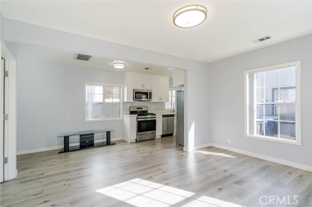 Detail Gallery Image 3 of 18 For 301 E Alameda Ave a,  Burbank,  CA 91502 - 1 Beds | 1 Baths