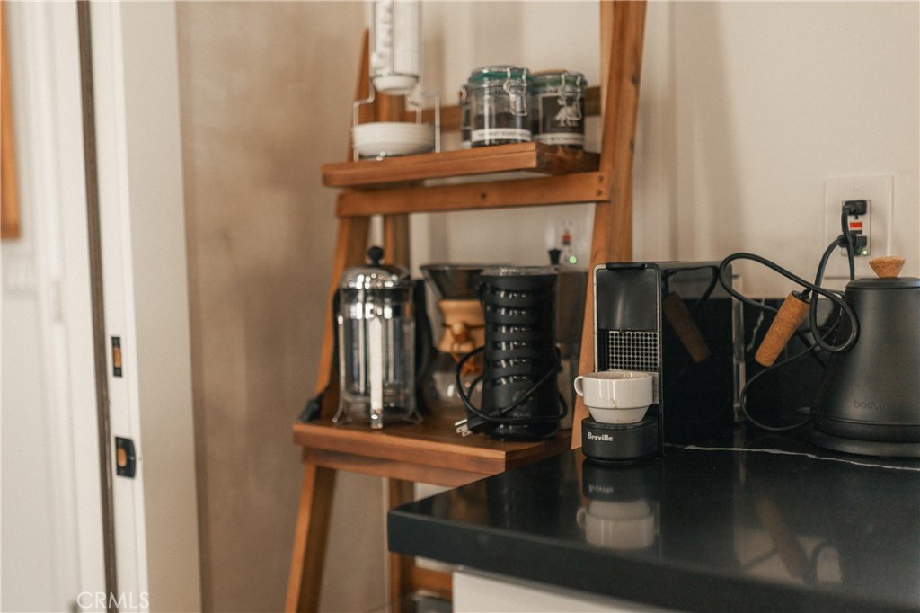 https://media.crmls.org/medias/ca702bd4-d1d4-4a46-8c70-8906890a6f05.jpg?preset=X-Large