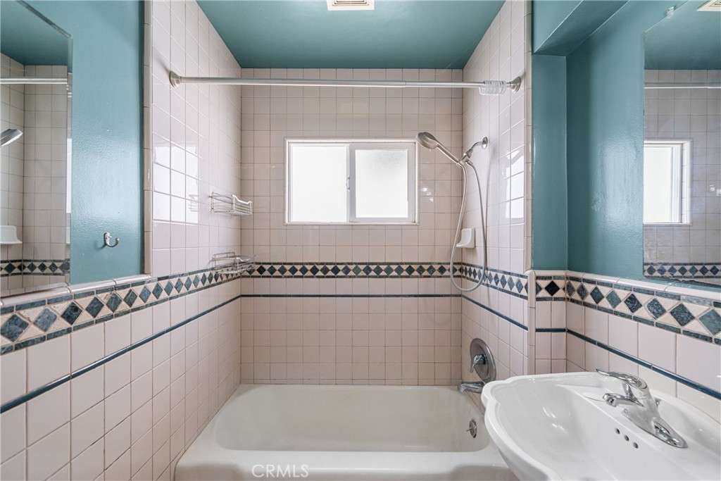 https://media.crmls.org/medias/ca710747-5807-4dbb-8930-dfb316c8bd8d.jpg?preset=X-Large