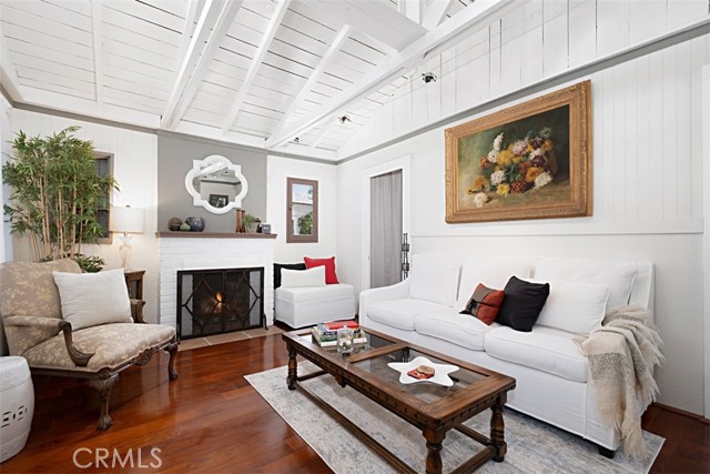 555 Through Street, Laguna Beach CA: https://media.crmls.org/medias/ca717617-9c55-4a2b-a364-89b1416f5170.jpg