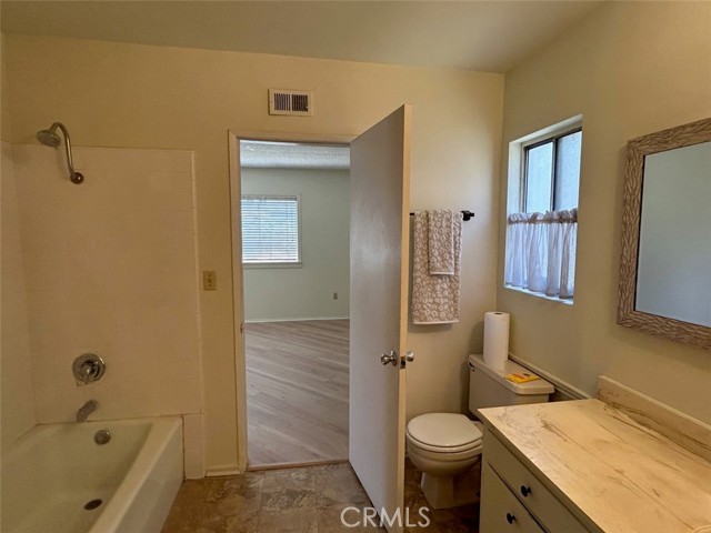 15382 Victory Boulevard, Van Nuys CA: https://media.crmls.org/medias/ca747e98-871b-40fc-8b34-bb6a853e3260.jpg