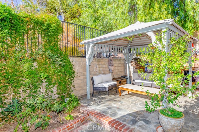 28741 Park Woodland Place, Saugus CA: https://media.crmls.org/medias/ca74e5e8-f29b-42ef-b327-9114a68066dc.jpg