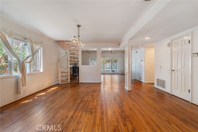 6913 Rubio Avenue, Lake Balboa CA: https://media.crmls.org/medias/ca750855-9751-4e1c-9fde-d258dcff2f82.jpg