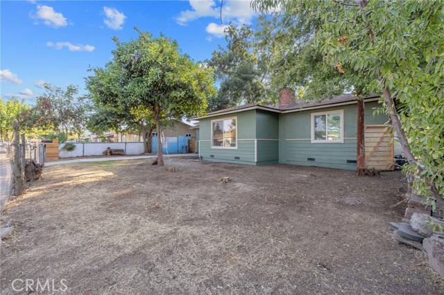 Detail Gallery Image 4 of 27 For 2452 S Holloway Ave, Fresno,  CA 93725 - 3 Beds | 1 Baths