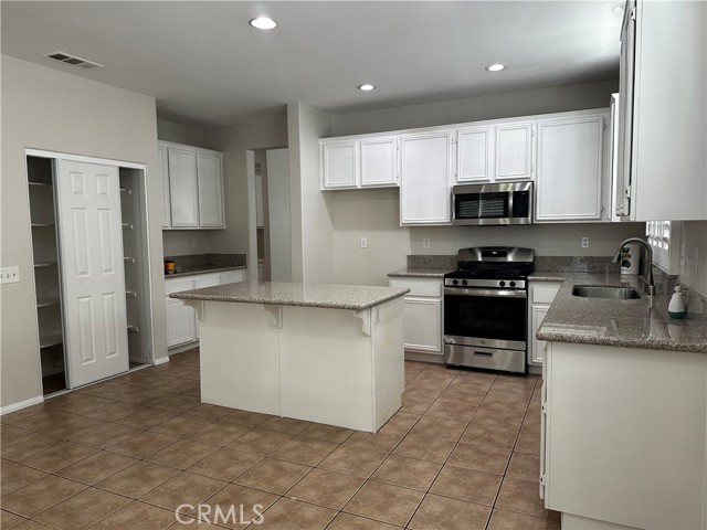 Detail Gallery Image 6 of 20 For 15387 Avenida Fiesta, Moreno Valley,  CA 92555 - 4 Beds | 2 Baths