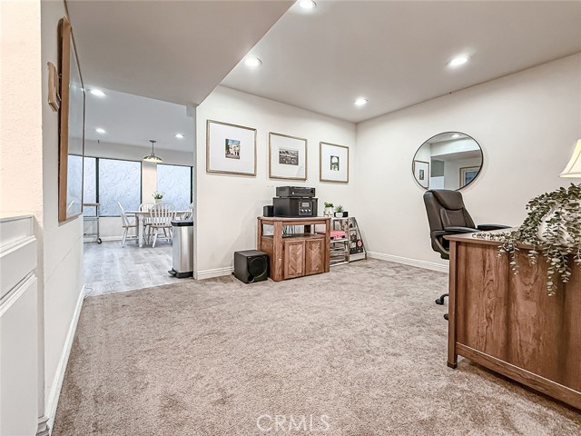 Detail Gallery Image 3 of 31 For 22038 Vanowen St #113,  Woodland Hills,  CA 91303 - 2 Beds | 2/1 Baths