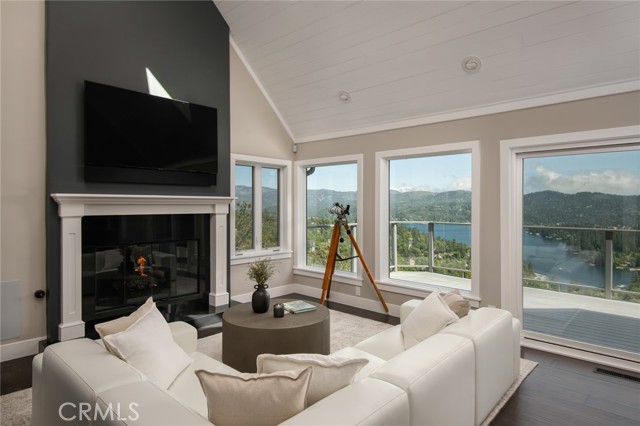 Detail Gallery Image 1 of 30 For 27417 Matterhorn Dr, Lake Arrowhead,  CA 92352 - 3 Beds | 3/1 Baths