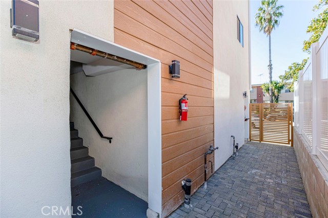 Detail Gallery Image 4 of 26 For 1754 N Berendo St #D,  Los Angeles,  CA 90027 - 3 Beds | 2/1 Baths