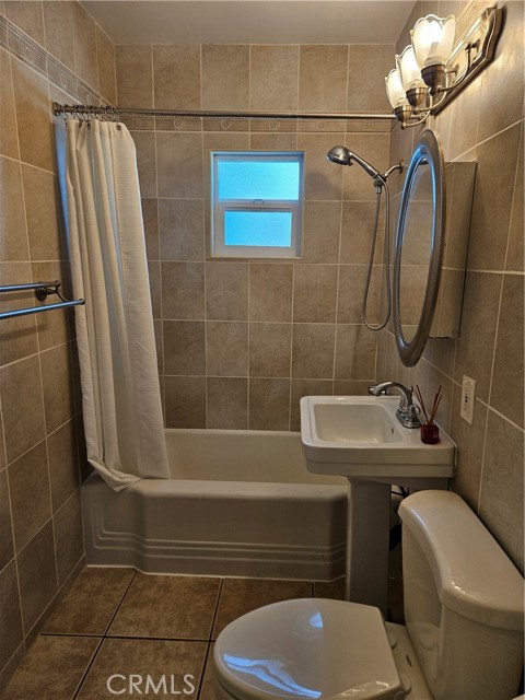 Detail Gallery Image 15 of 39 For 18237 Valley Vista Bld, Tarzana,  CA 91356 - 2 Beds | 1 Baths