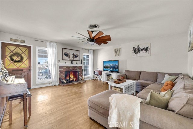 Detail Gallery Image 6 of 34 For 350 E Hacienda, Corona,  CA 92879 - 3 Beds | 2/1 Baths