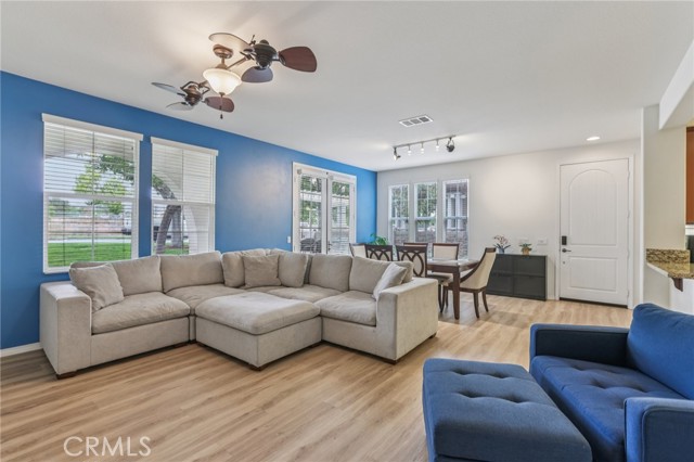28519 Pietro Drive, Valencia CA: https://media.crmls.org/medias/ca7b8b4f-e42f-4b27-8ee5-8b12a2ad923f.jpg