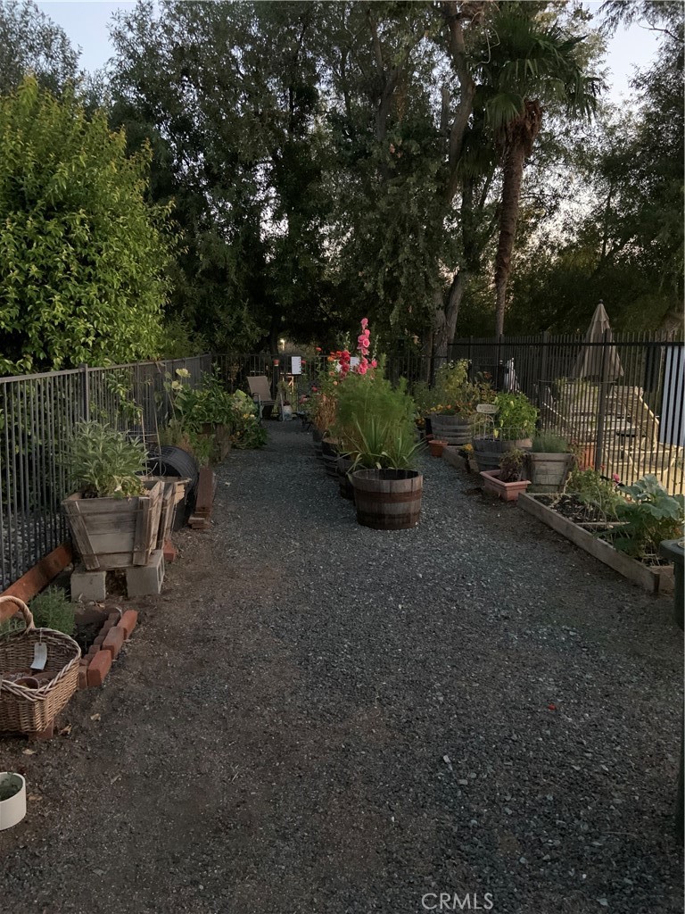 https://media.crmls.org/medias/ca7c519b-44c3-4dd1-a85f-6045739e164d.jpg?preset=X-Large