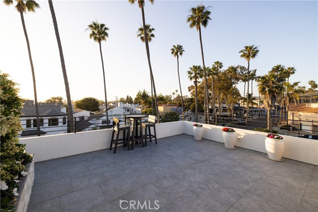 508 Goldenrod Avenue, Corona del Mar CA: https://media.crmls.org/medias/ca7d9c02-2483-4b0c-aae8-66def32d53f9.jpg