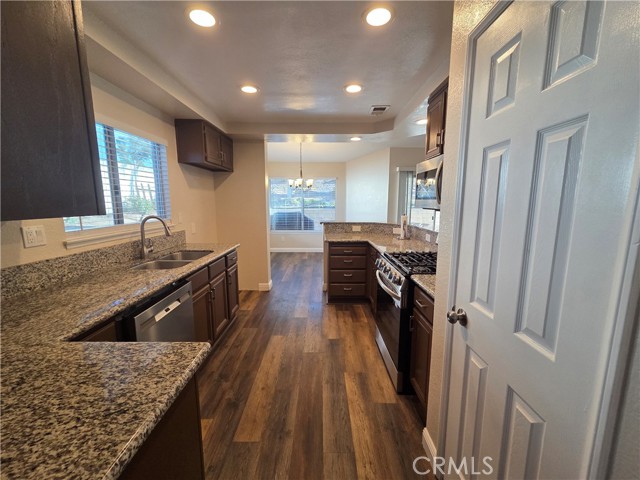 730 Black Oak Circle, Corona CA: https://media.crmls.org/medias/ca7e04ac-4e63-45a2-8053-5351b66a3eea.jpg