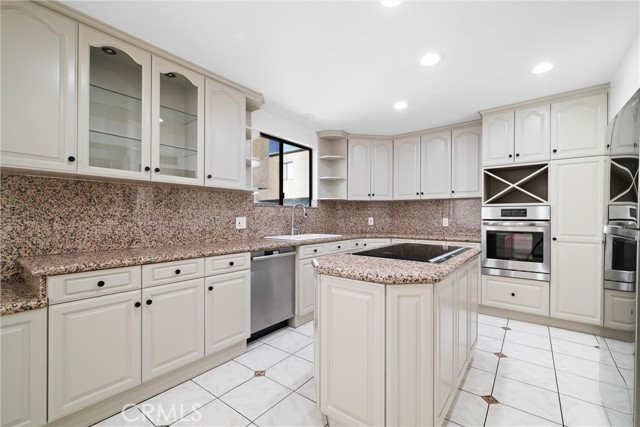 5335 White Oak Avenue, Encino CA: https://media.crmls.org/medias/ca8083a3-3ec2-4e66-a0bc-b17cb01167b5.jpg