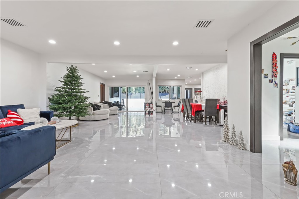 https://media.crmls.org/medias/ca848946-78b3-4258-94ed-889e65cae5c5.jpg?preset=X-Large