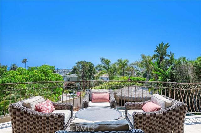 215 S Poinsettia Avenue, Manhattan Beach CA: https://media.crmls.org/medias/ca853c3e-6450-4dbb-922f-a3b06eb46c75.jpg