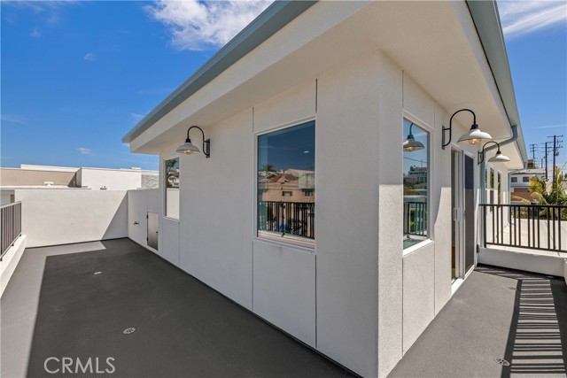 2100 Carnegie Lane, Redondo Beach CA: https://media.crmls.org/medias/ca8a0c8b-4040-4ed6-b9e4-9116935acebe.jpg