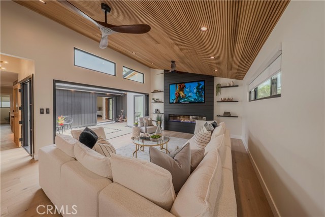 9141 Aloha Drive, Huntington Beach CA: https://media.crmls.org/medias/ca8adbc5-6582-4582-85a6-0d741ddb186f.jpg