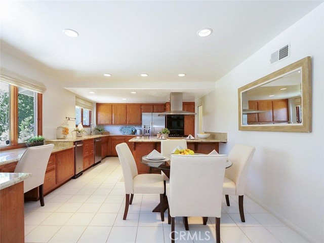 Kitchen & Casual Dining Area