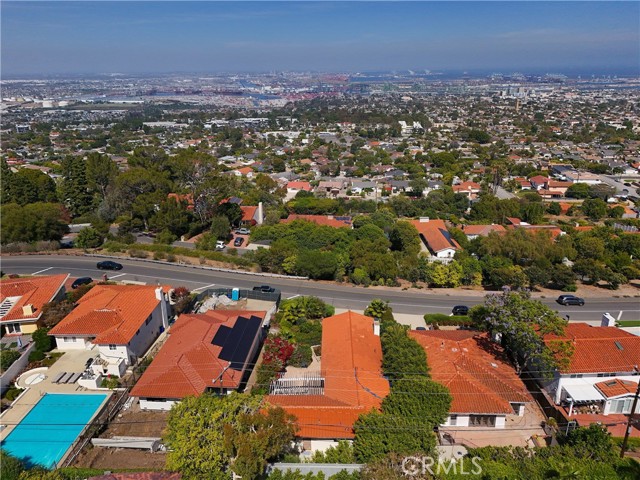 Easy on/off The Hill access to shopping, dining, & freeway access
